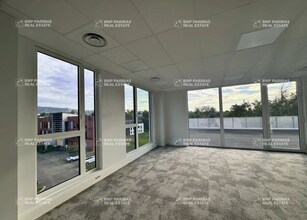 Office in Limonest for lease Interior Photo- Image 2 of 9