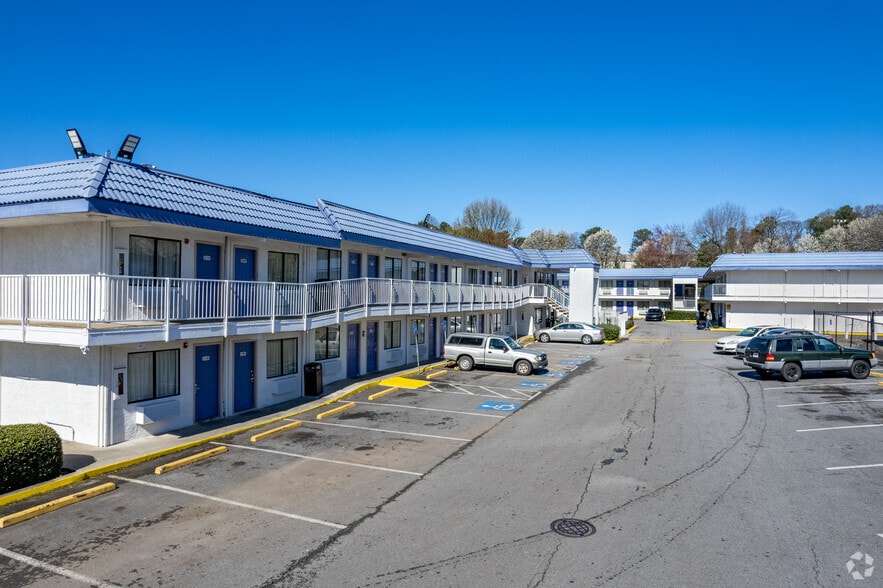 6015 Oakbrook Pky, Norcross, GA for sale - Building Photo - Image 3 of 5