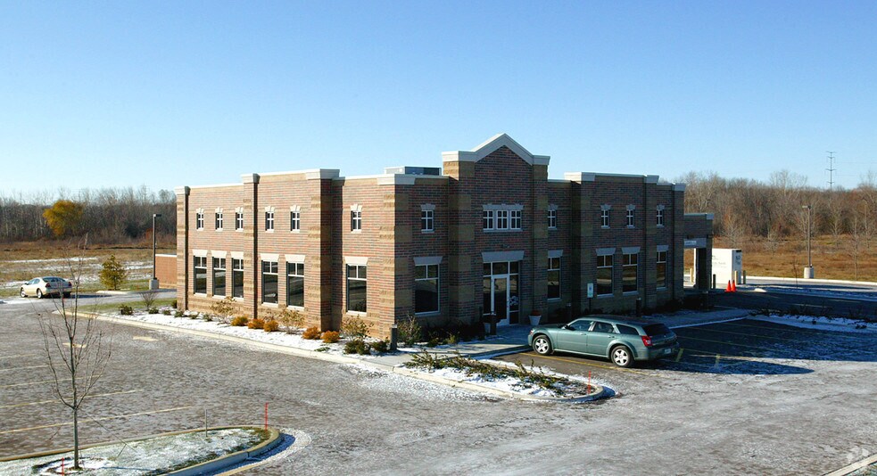 7955 State Road 60, Cedarburg, WI à vendre - Photo du bâtiment - Image 2 de 5