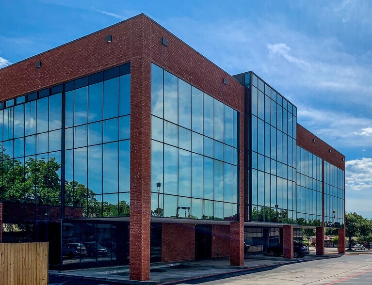 221 Bedford Rd, Bedford, TX à louer - Photo du bâtiment - Image 3 de 8