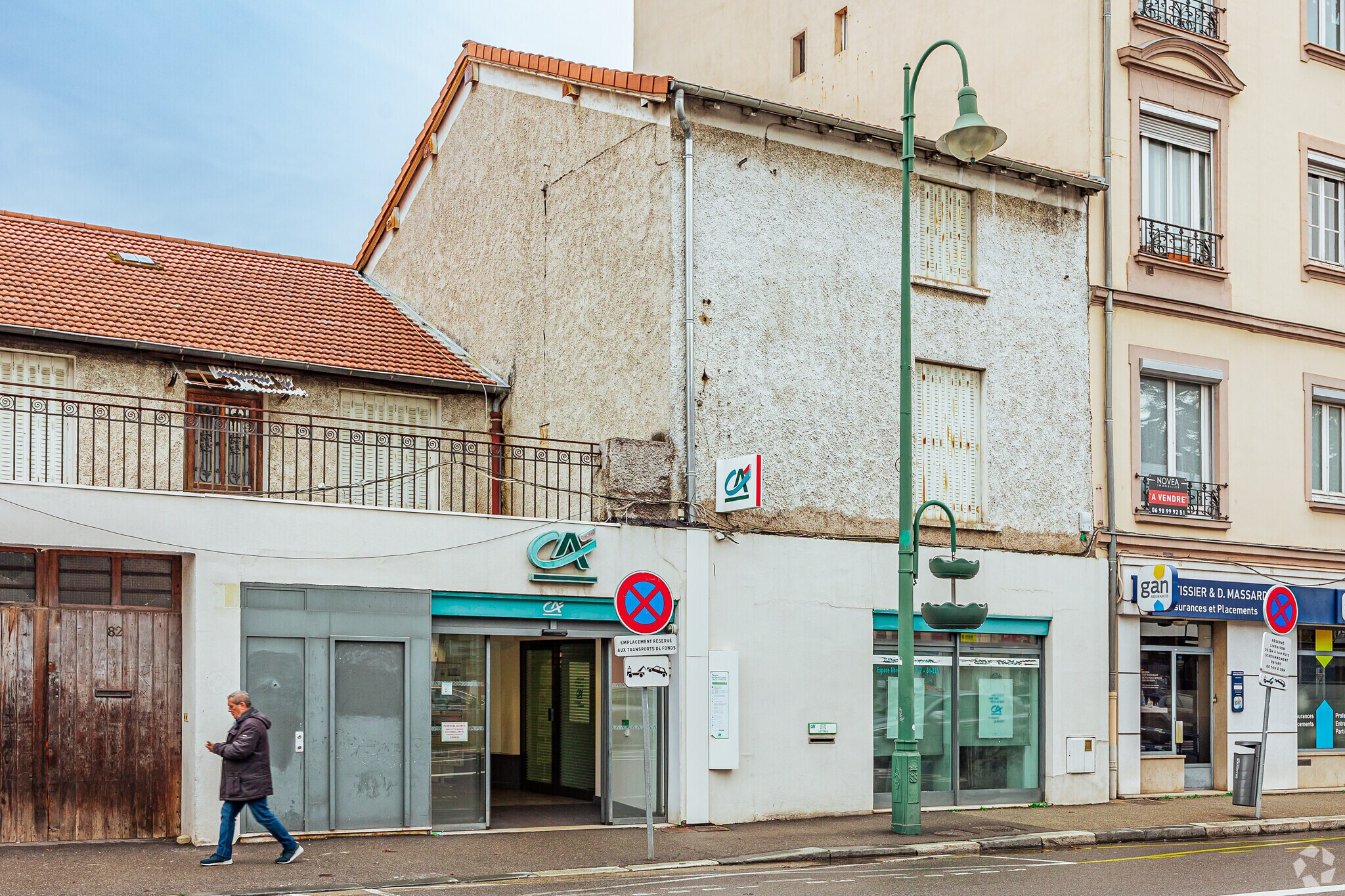 Retail in Tassin-la-Demi-Lune for lease Primary Photo- Image 1 of 3