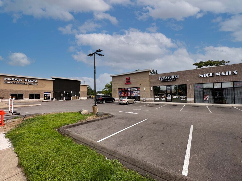 2005-2201 E 8 Mile Rd, Warren, MI à louer - Photo du bâtiment - Image 3 de 7