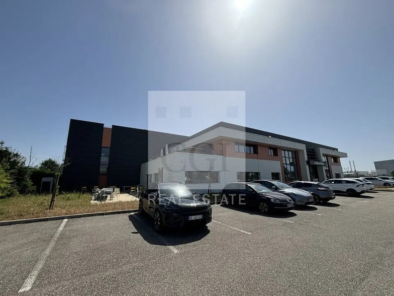 Office in Meyzieu for lease - Building Photo - Image 3 of 12