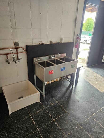 257 & 301 Division St portfolio of 2 properties for sale on LoopNet.ca - Building Photo - Image 3 of 7