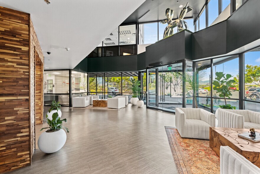 10542 S Jordan Gtwy, South Jordan, UT à louer - Hall d’entrée - Image 3 de 15