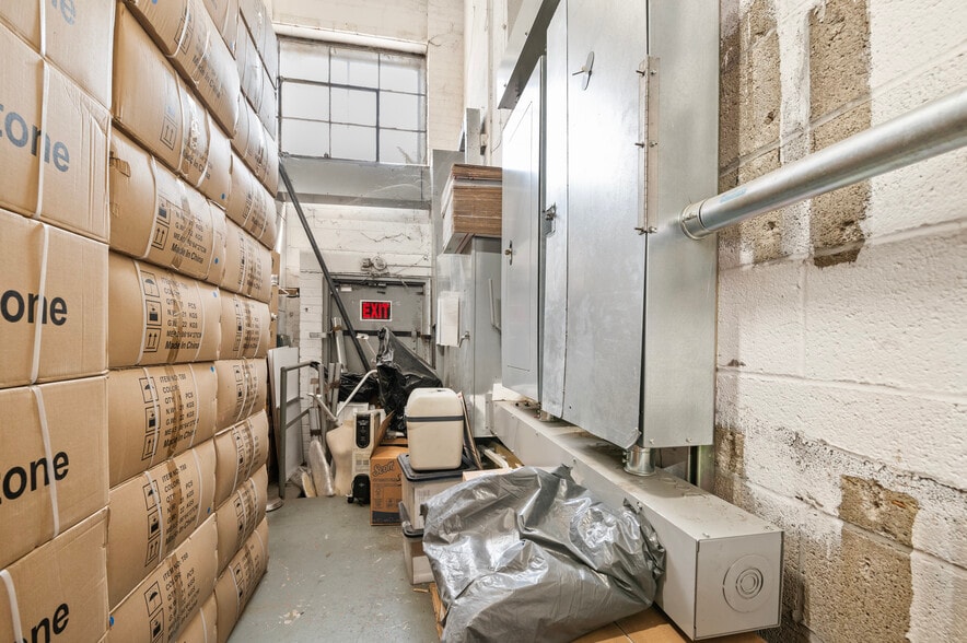 59-48 55th St, Maspeth, NY à vendre - Photo du bâtiment - Image 3 de 14