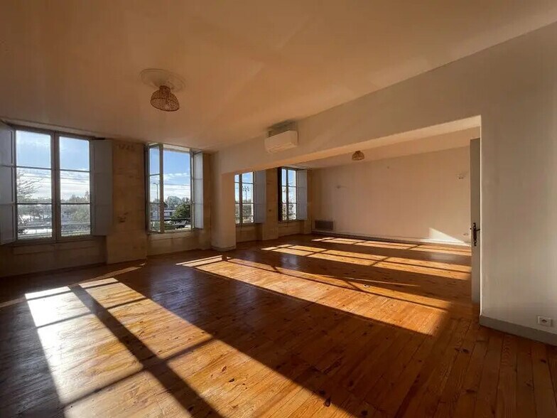 Office in Bordeaux for lease - Interior Photo - Image 1 of 5