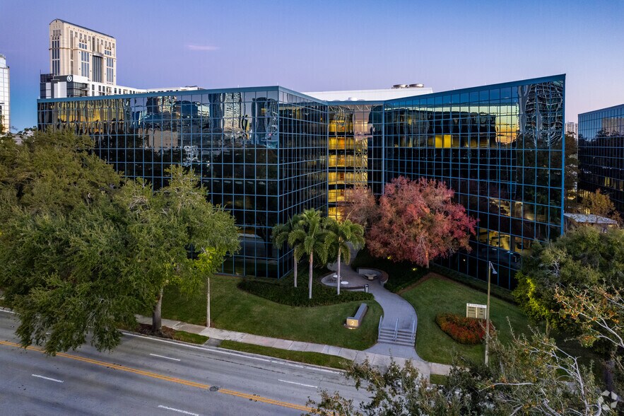 225 E Robinson St, Orlando, FL à louer - Photo du bâtiment - Image 2 de 19