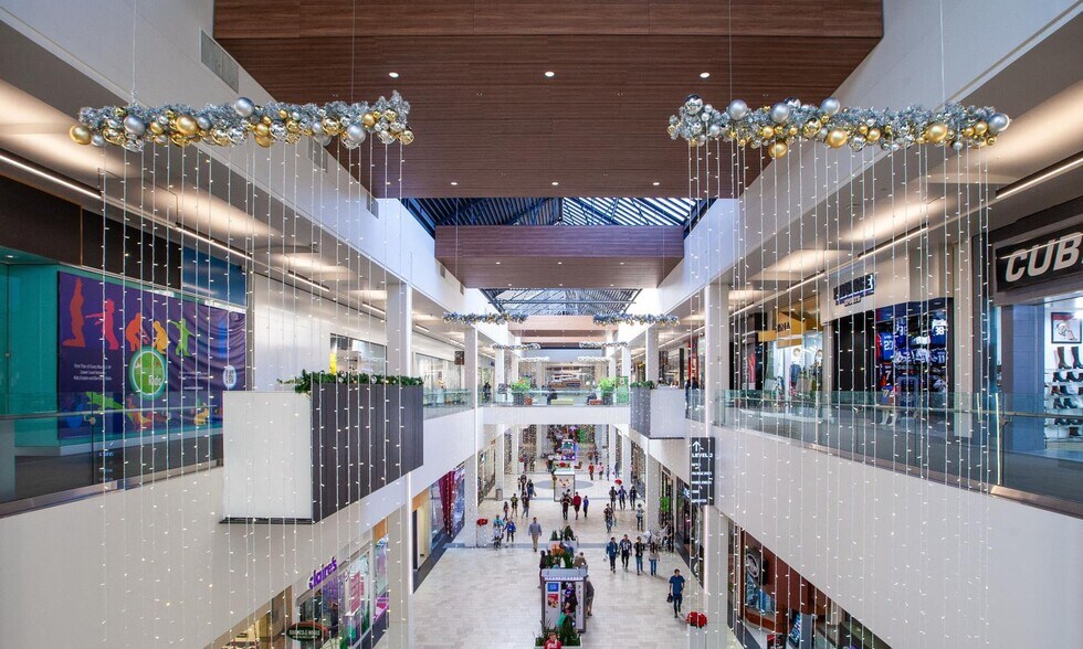 5060 Montclair Plaza Ln, Montclair, CA à louer - Photo du bâtiment - Image 3 de 86