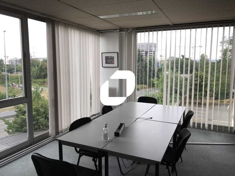 Retail in Pontoise for lease - Interior Photo - Image 1 of 6