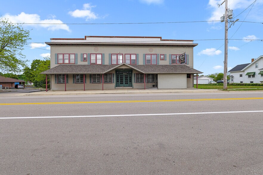 1302 Main st, Saint Cloud, WI à vendre - Photo du bâtiment - Image 2 de 31