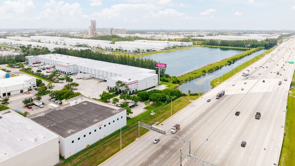 11500 NW 123rd St, Medley, FL à louer - Photo du bâtiment - Image 3 de 20