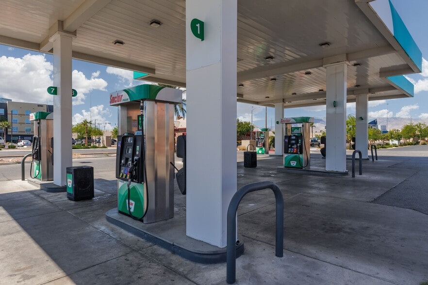 5700 Sky Pointe Dr, Las Vegas, NV à vendre - Photo du bâtiment - Image 3 de 14