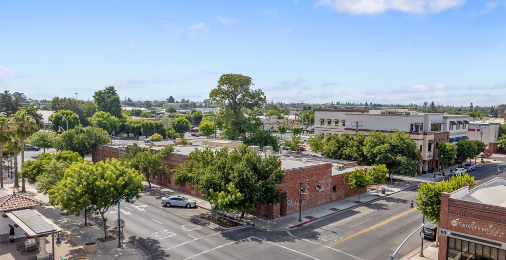 401 E Center Ave, Visalia, CA for sale - Building Photo - Image 2 of 4