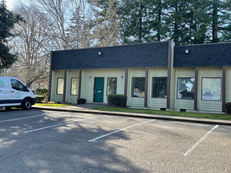 213-223 SE Madrona Ave, Salem, OR à louer - Photo du bâtiment - Image 2 de 8