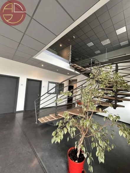 Retail in Colomiers for lease - Interior Photo - Image 3 of 13