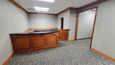 8315 Cantrell Rd, Little Rock, AR for lease Interior Photo- Image 2 of 4