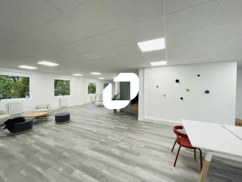 Office in Lognes for lease - Interior Photo - Image 2 of 7