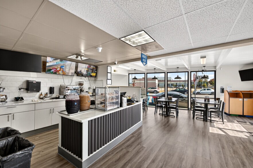 2300 Bay Rd, Redwood City, CA à vendre - Photo du bâtiment - Image 3 de 6