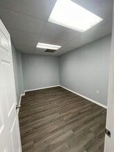 702 Spring Cypress Rd, Spring, TX à louer Photo intérieure- Image 2 de 7