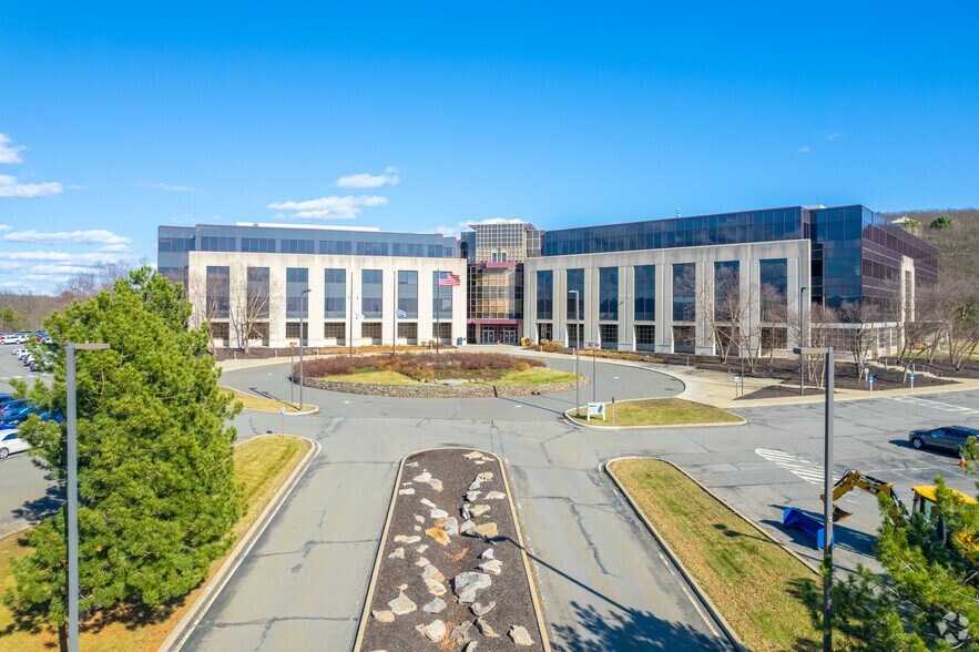 1 Fleet Way, Moosic, PA à louer - Photo du bâtiment - Image 2 de 6