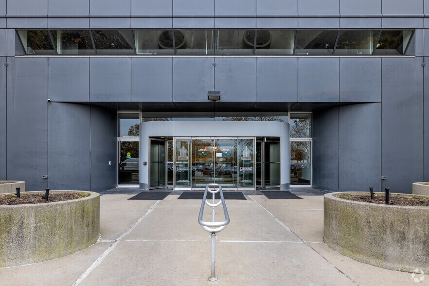 18000 W Nine Mile Rd, Southfield, MI à louer - Photo du bâtiment - Image 3 de 6