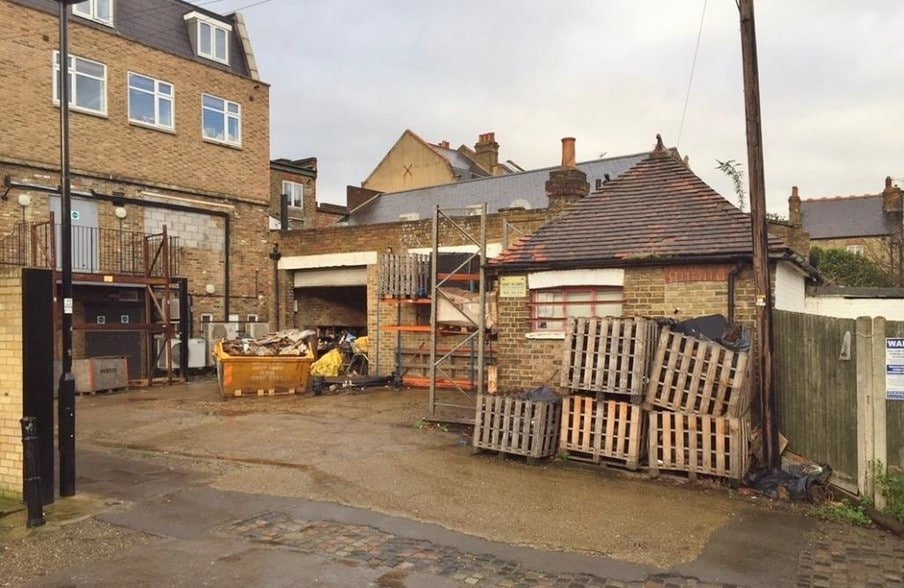 Derwent Rd, London for sale - Primary Photo - Image 1 of 3