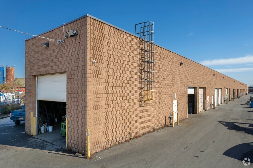 94 Kenhar Dr, Toronto, ON à vendre - Photo du bâtiment - Image 3 de 7