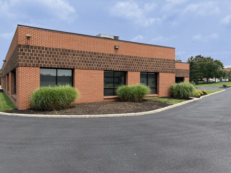 2404 Park Dr, Harrisburg, PA à louer - Photo du bâtiment - Image 2 de 4