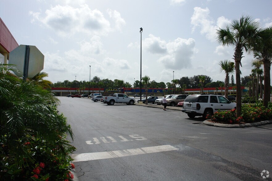 2065-2127 Tamiami Trl S, Venice, FL à louer - Photo du bâtiment - Image 2 de 11