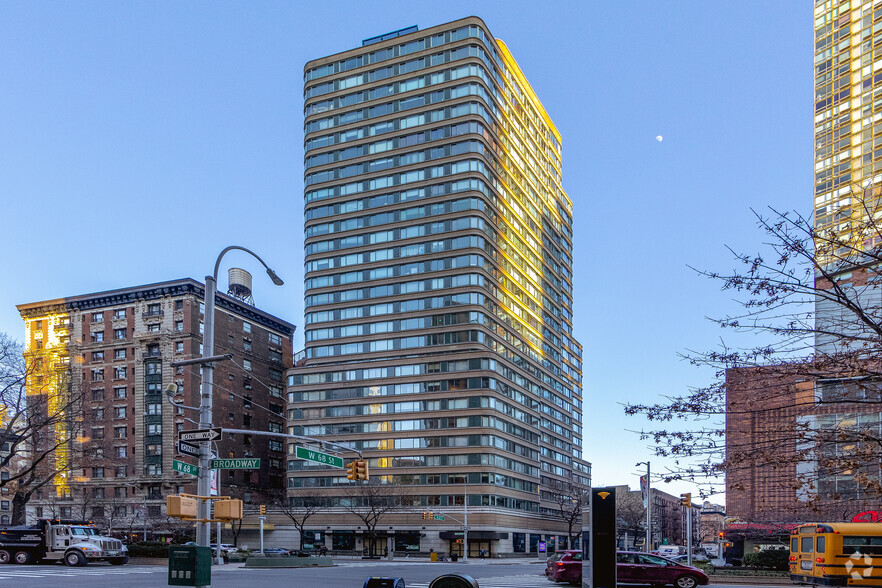 2000-2010 Broadway, New York, NY à louer - Photo du bâtiment - Image 1 de 4