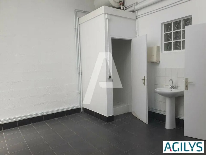 Flex in Morangis for lease - Interior Photo - Image 1 of 6