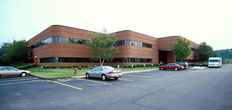 15 Pacella Park Dr, Randolph, MA à louer - Photo du bâtiment - Image 3 de 15