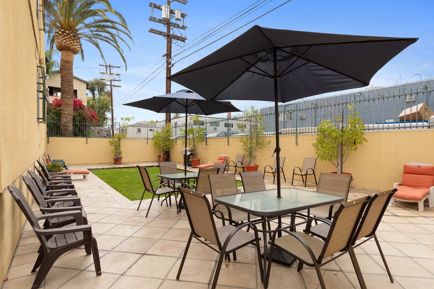 947 W 30th St, Los Angeles, CA for sale - Building Photo - Image 2 of 9