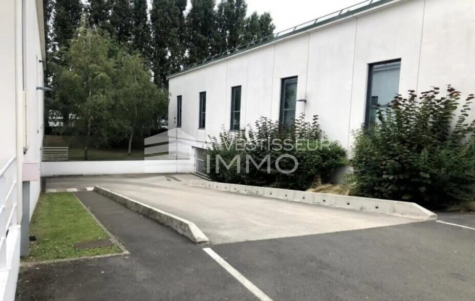 Office in Villeneuve-la-Garenne for lease - Building Photo - Image 2 of 5