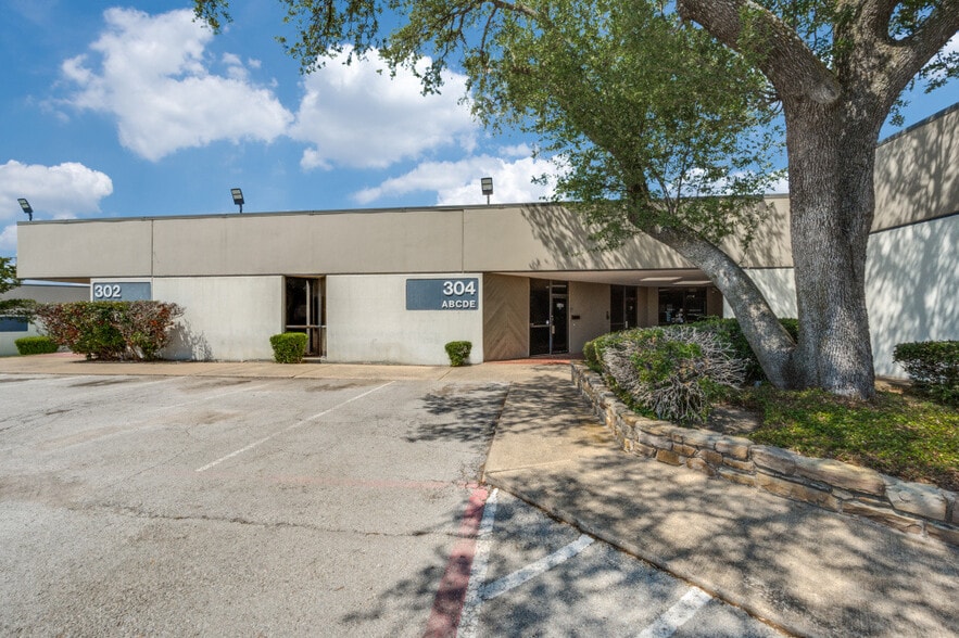 11837 Judd Ct, Dallas, TX for lease - Building Photo - Image 3 of 19