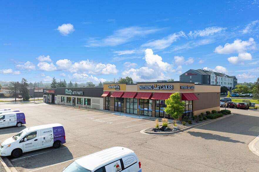 1992-2000 Rahncliff Ct, Eagan, MN à vendre - Photo du bâtiment - Image 1 de 7