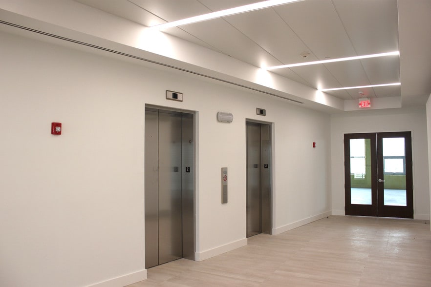 354 Hiatt Dr, Palm Beach Gardens, FL for lease - Interior Photo - Image 2 of 12