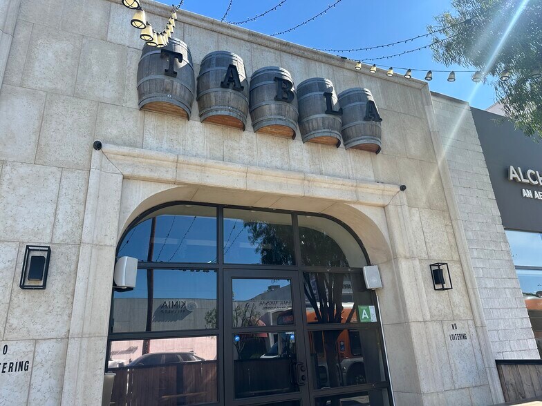 8108 W 3rd St, Los Angeles, CA à louer - Photo du bâtiment - Image 2 de 8