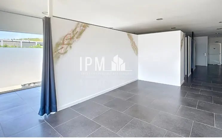 Retail in Saint-Mitre-les-Remparts for lease Interior Photo- Image 1 of 8