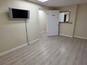 9615 Brighton Way, Beverly Hills, CA for lease Interior Photo- Image 2 of 8