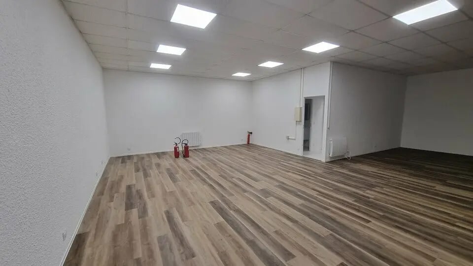 22 Bis Rue Des Malines, Lisses for lease - Interior Photo - Image 2 of 17