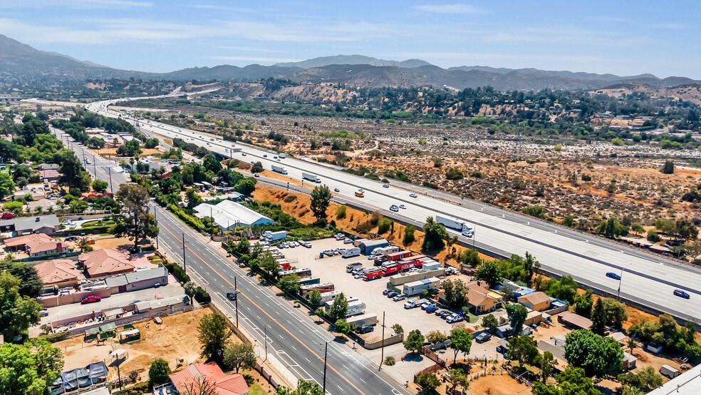 10404 Foothill Blvd, Lake View Terrace, CA à vendre - Photo du bâtiment - Image 2 de 29