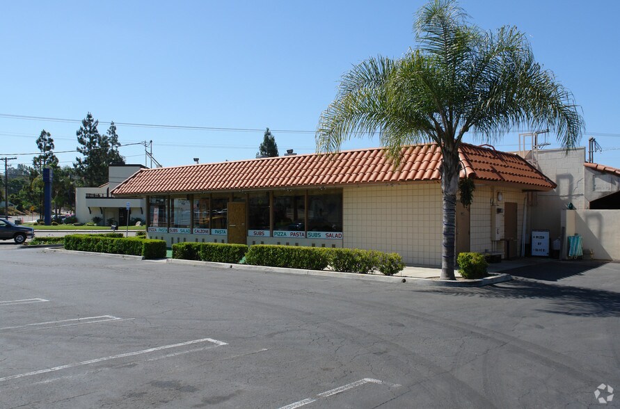 986 E Vista Way, Vista, CA à louer - Photo du bâtiment - Image 2 de 5