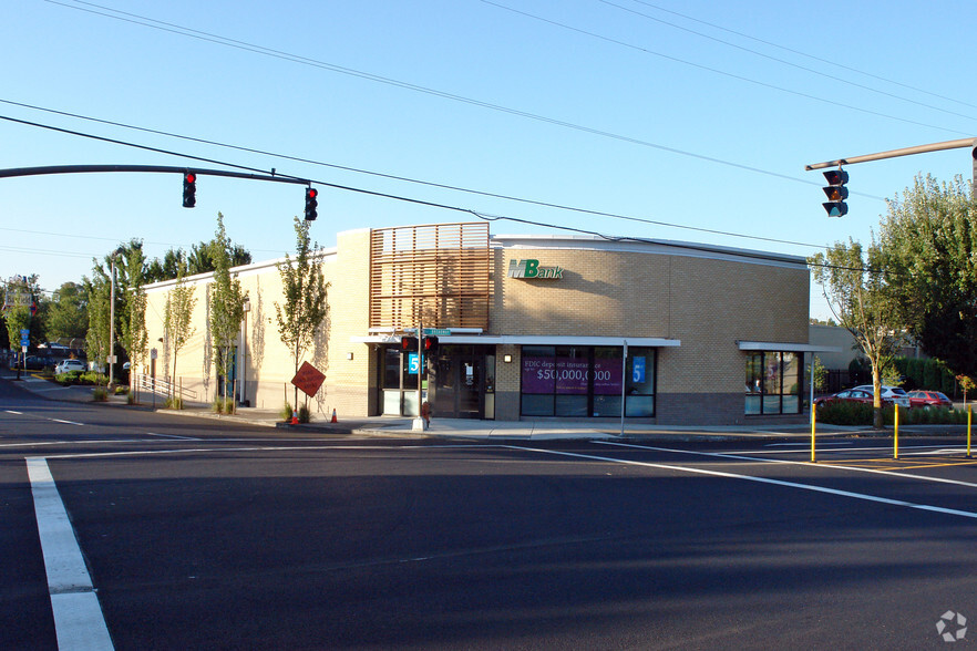 3636 NE Broadway St, Portland, OR for lease - Building Photo - Image 1 of 2