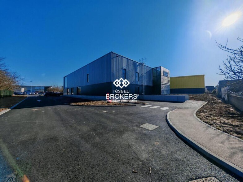 Retail in Tours for lease - Building Photo - Image 3 of 6