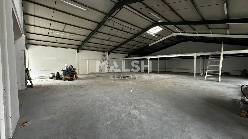 Bureau dans Villeurbanne à louer - Photo du bâtiment - Image 2 de 8