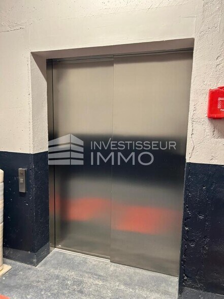 Industrial in Paris for lease - Building Photo - Image 2 of 8