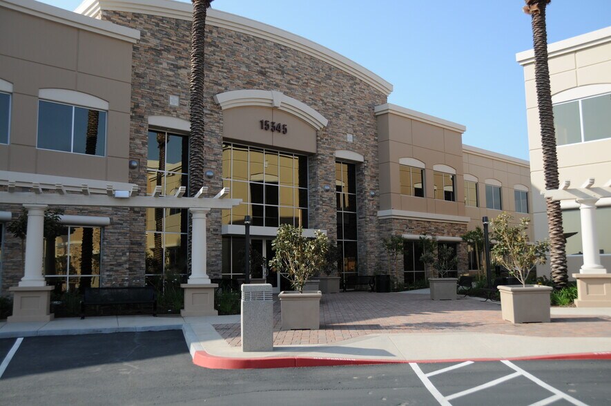 15325 Fairfield Ranch Rd, Chino Hills, CA à louer - Photo du bâtiment - Image 1 de 13