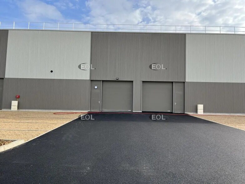 Local d'activités dans Marines à vendre - Photo du bâtiment - Image 2 de 11